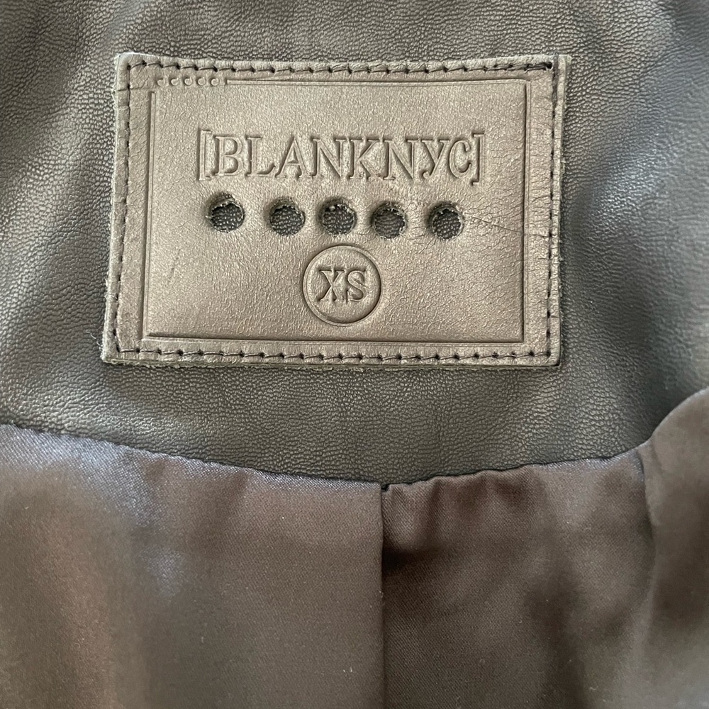 Sleek & Stunning Blank NYC Dark Faux Leather Cropped Moto Jacket Size: XS NWOT - Picture 11 of 14